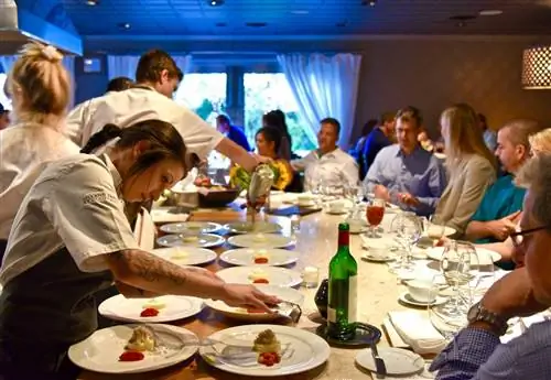 Ресторан The Kitchen, где подают блюда во время оживленного ужина - самые дешевые рестораны со звездой Мишлен в Калифорнии