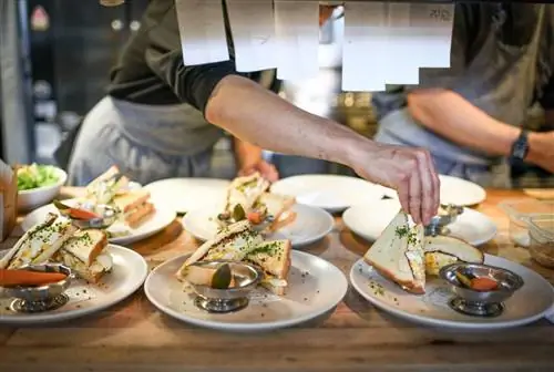 Несколько тарелок с бутербродами в ресторане Bell's в ожидании сервировки на фоне шеф-поваров - chepeast звездные рестораны Мишлен в Калифорнии