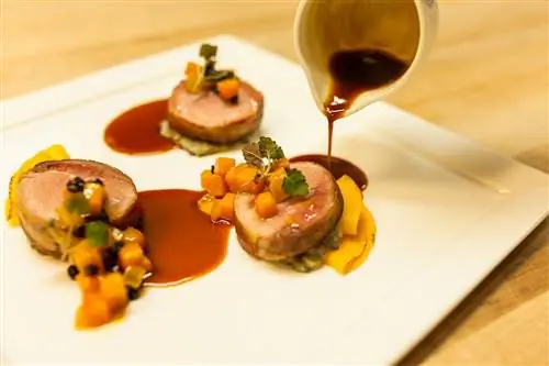 блюдо подают в Plumed Horse, а жидкость наливают из кувшина на тарелку - самые дешевые рестораны со звездой Мишлен в Калифорнии