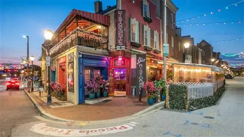 Внешний вид кафе Gia ночью, одного из лучших итальянских ресторанов B altimore Little Italy