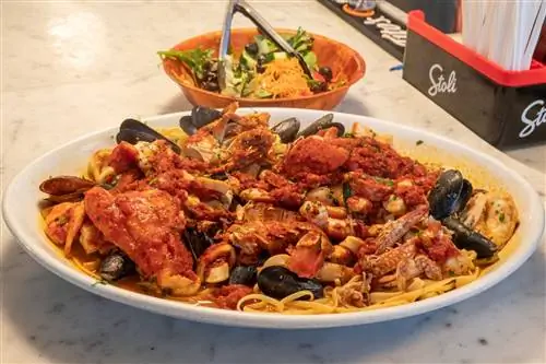 Итальянские рестораны Нью-Йорка-zuppa-di-pesce-&-salad-from-F&J-Pine-Bronx