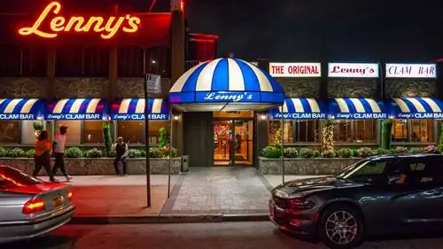 Итальянские рестораны Нью-Йорка-Lennys-Clam-Bar-at-night-Howard-Beach-Queens-NYC