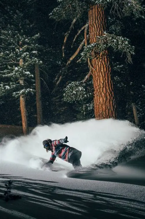 Энни Рукаярви катается на сноуборде в Mammoth в 2014 году.