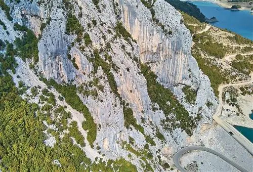 Стена для скалолазания с несколькими сложнейшими маршрутами для скалолазания в Тиране.