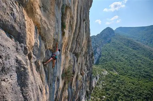 Скалолаз на стене в Браре, Албания