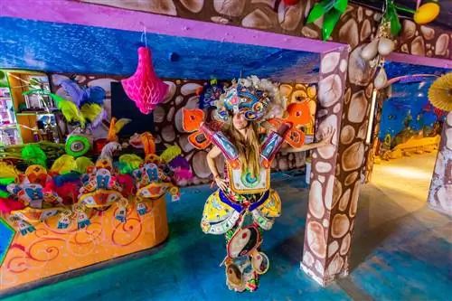 Женщина в костюме джанкану