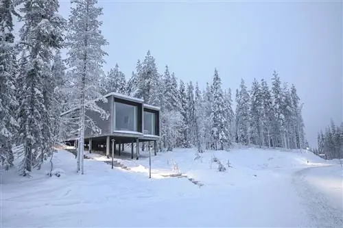 Здания отеля Arctic TreeHouse зимой