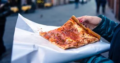 Я пробую пиццу в каждой стране, которую посещаю, и вы тоже должны