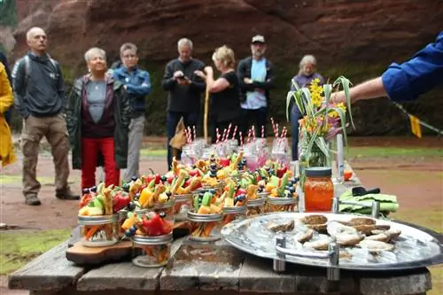 стол с закусками и устрицами - насладитесь морскими пещерами