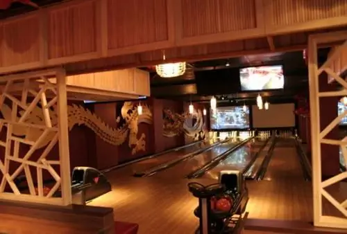 Украшение с изображением дракона в Bowlmor Lanes