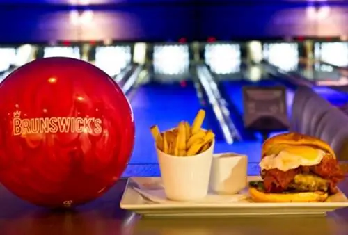 Бургер и картофель фри в Brunswick's