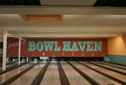 «Bowl Haven» напечатано на стене за рядом дорожек.