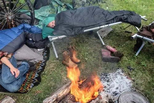 Кэндис просыпается в спальном мешке.