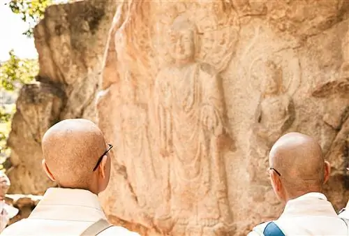 Верные паломники стоят перед знаменитой - по крайней мере, в Корее - высеченной в скале триадой Будды - Ёнхён-ри, Сосан.