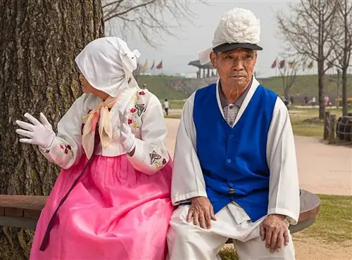 Корейские пожилые люди отдыхают между танцами - Крепость Хэми, Сосан