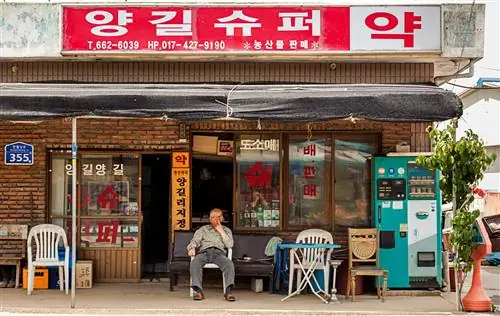 Владелец местного магазина наблюдает за деревенской жизнью - Янгиль-ри, Сосан