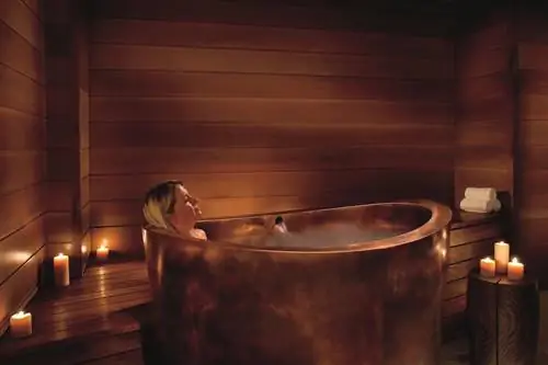 Женщина принимает ванну в отеле The Ritz-Carlton at Lake Tahoe