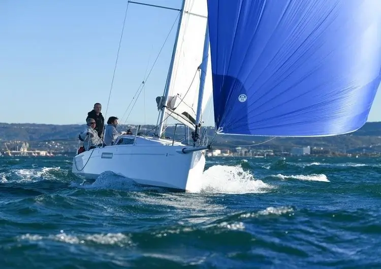 От сложного к тонкому: эксклюзивный тест нового Beneteau First 27