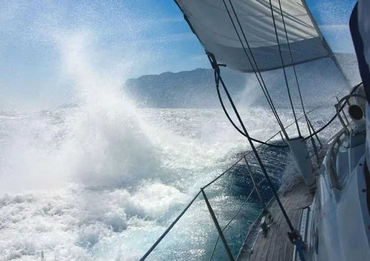 Грекам грозят штрафы за спасение на море