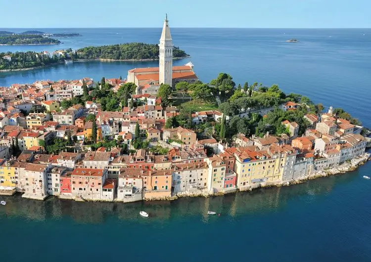 Директор по туризму защищает повышение налогов