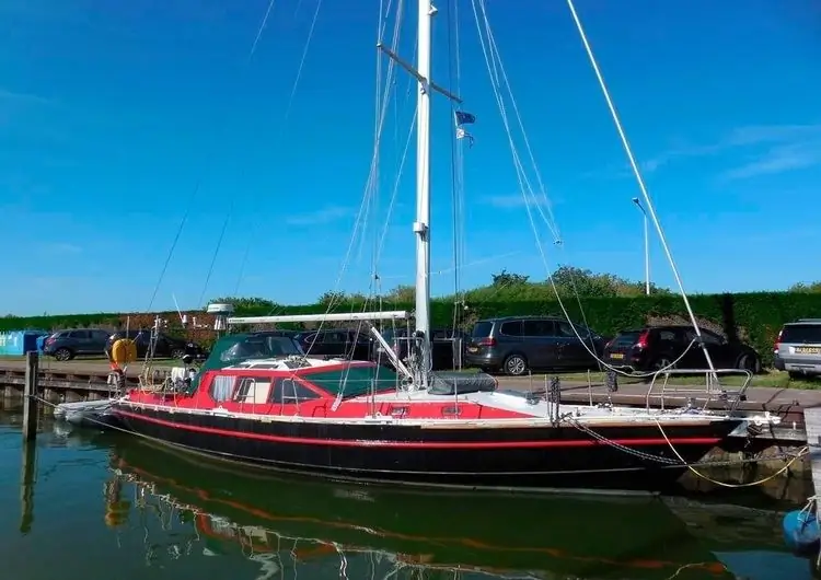 Стальная яхта брошена после попадания воды в Атлантику