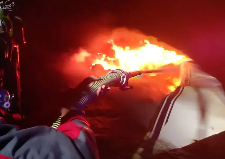 Яхта тонет из-за пожара на пирсе на острове Бок