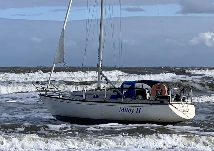 Парусная яхта застряла перед Нордернеем