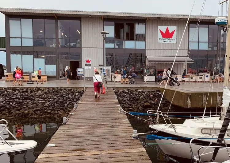 Олеу скоро плывет под крышей красной короны