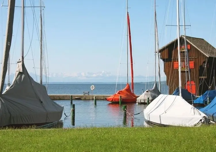 Как защитить лодку от солнца