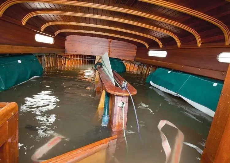 Кто несет ответственность за ущерб, связанный с коронным разрядом?