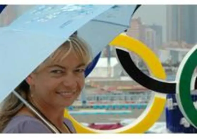 Смелая женщина - одна среди мужчин