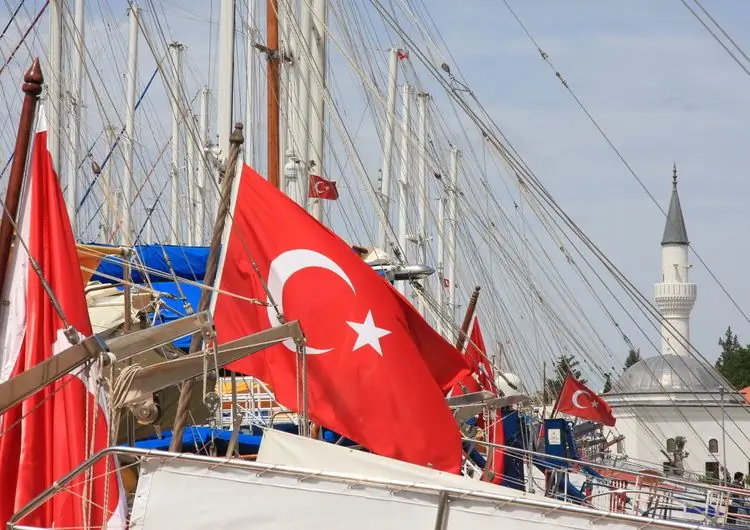 Принуждает ли Турция фрахтовать яхты под турецким флагом?