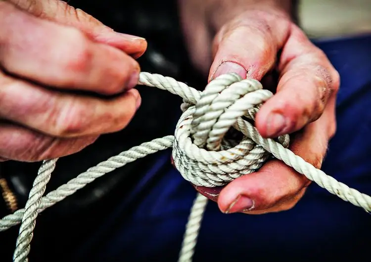 Моряки должны уметь делать эти шесть узлов