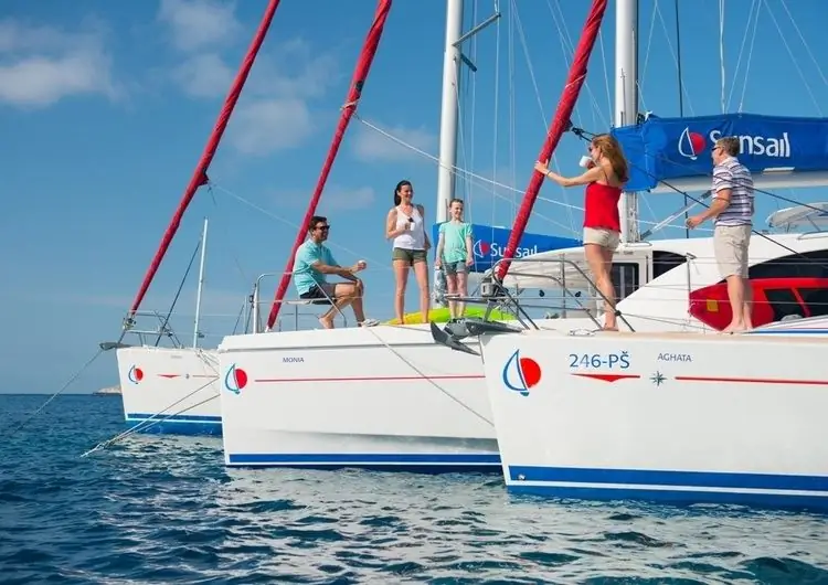 Туи продает солнечный парус и причалы