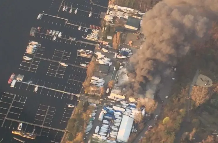 Лодочный навес на Шарфен-Ланке в огне