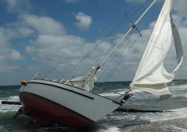 Яхта застряла в Цингсте