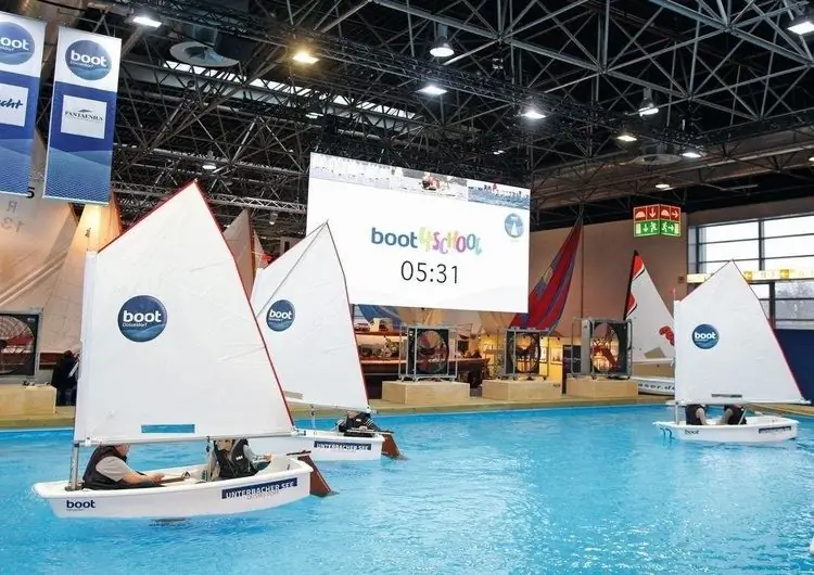 Практика парусного спорта на лодке