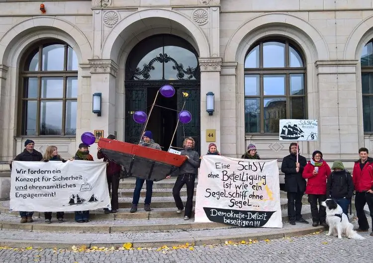 Традиционные лодочники продемонстрировали в Берлине