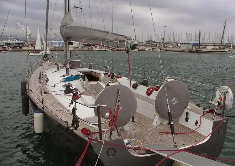 Опять же: парусная яхта теряет киль