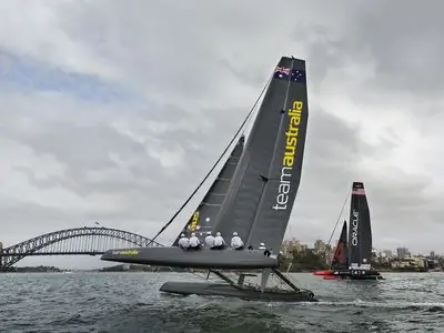 холми! Команда Австралии на своей первой тренировке против Oracle Team USA
