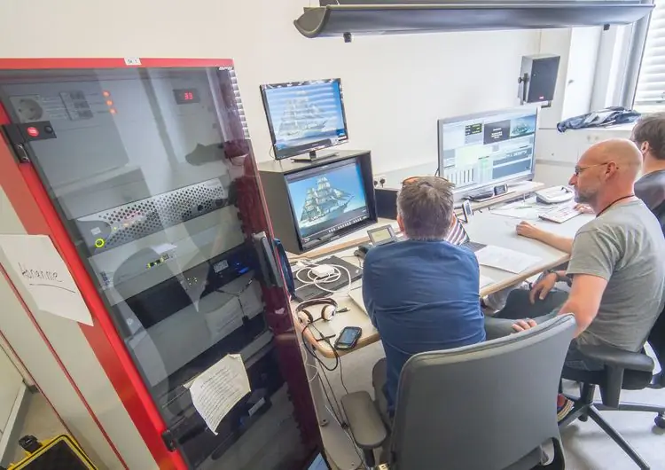 На "Горч Фок" укладывали нелегальный тик?