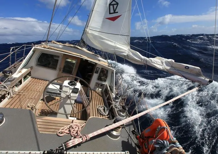 «Фрейдис III» в ловушке тайфуна