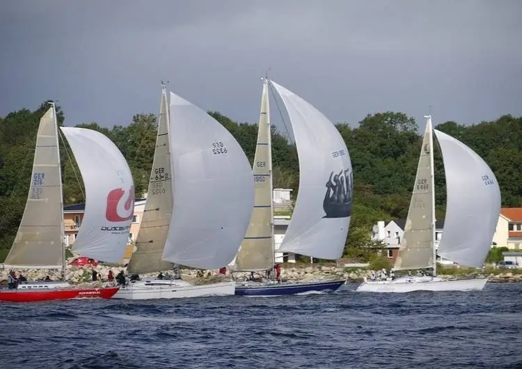 Награжден синими и желтыми лентами