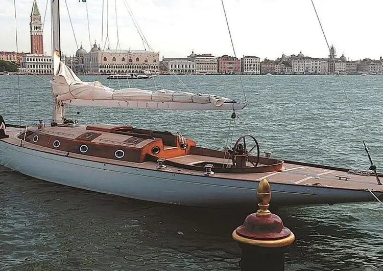 Яхта Бонда продается