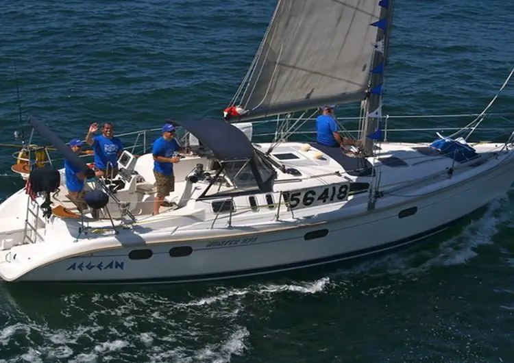 Трое погибших в прибрежной регате в США