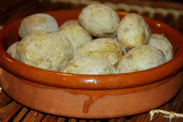 Типичная еда Канарских островов: морщинистый картофель с моджо