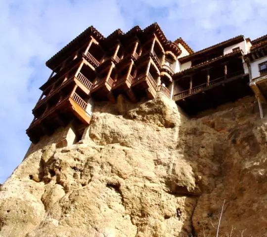 Удивительные висячие дома Куэнки