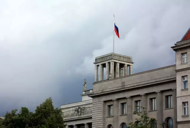 В чем разница между консульством, посольством и канцелярией?