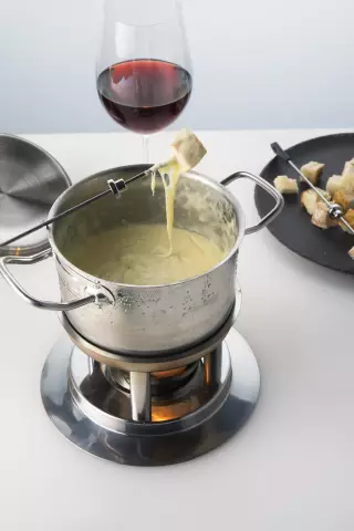 Типичная французская еда: сырное фондю