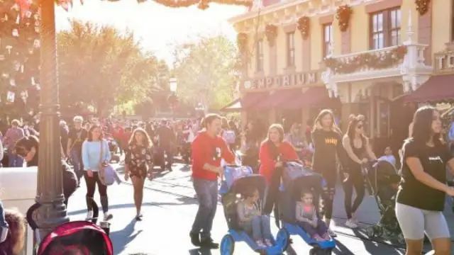 Почему вы не найдете много зеркал в ванной комнате Disney World